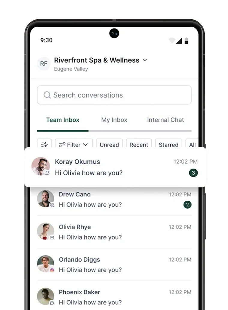 The app conversations list, showing recent customer messages with unread counts. Shows the platform’s sample data.